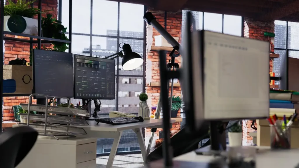 Çok monitörlü kurulum ve yazılım geliştirme ekranlarıyla profesyonel dijital ajans ofis ortamı, welyeo web tasarım stüdyosu